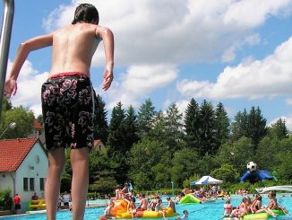 Bambini-in-piscina-copertina