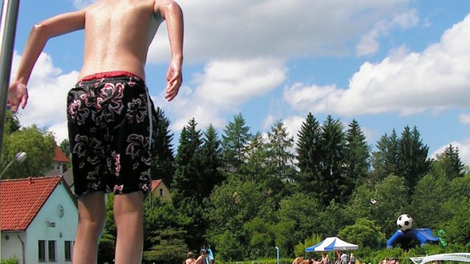 Bambini-in-piscina-copertina