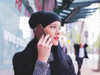 Ragazza-che-parla-al-cellulare-copertina