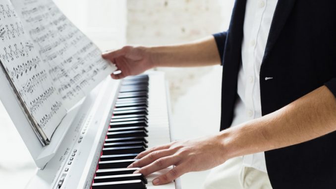 Persona-che-suona-il-piano-copertina