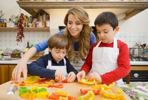 Progetto Sano, giusto e con gusto! - La dottoressa Annamaria Acquaviva in cucina con i bambini-1