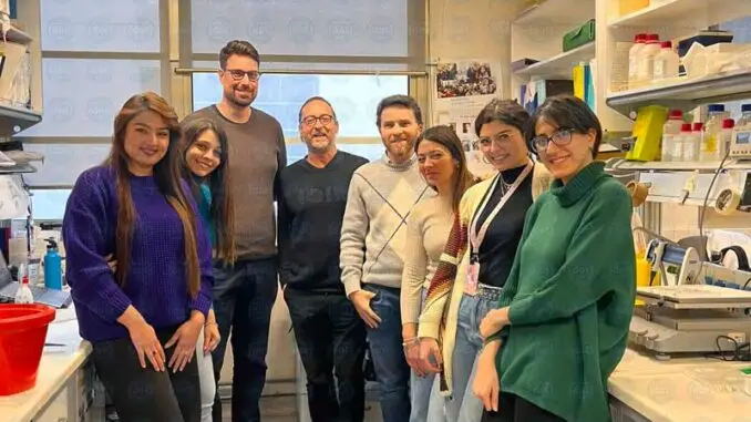 Usiello-Group--da-sx-Amber-Hassam,-Raffaella-Di-Vito,-Tommaso-Nuzzo,-Alessandro-Usiello,-Francesco-Errico,-Anna-Di-Maio,-Elena-Maria-Truppa,-Isar-Yahyavi-cop