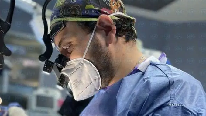 il-Chirurgo-Plastico-Arturo-Amoroso-durante-un-intervento-cop