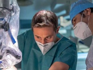Paolo di Russo in sala operatoria-cop
