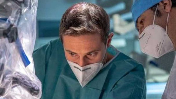 Paolo di Russo in sala operatoria-cop